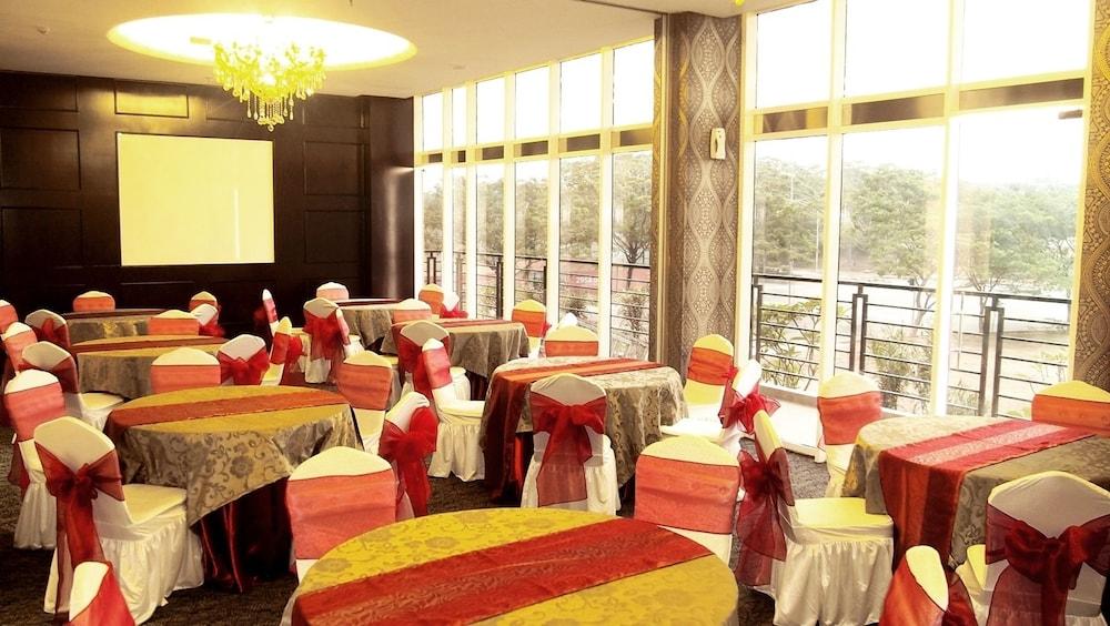 Sapphire Sky Hotel & Conference Serpong Exterior foto