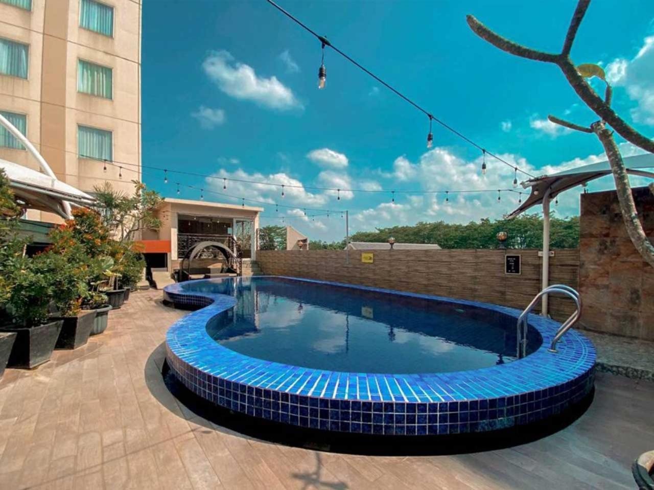 Sapphire Sky Hotel & Conference Serpong Exterior foto