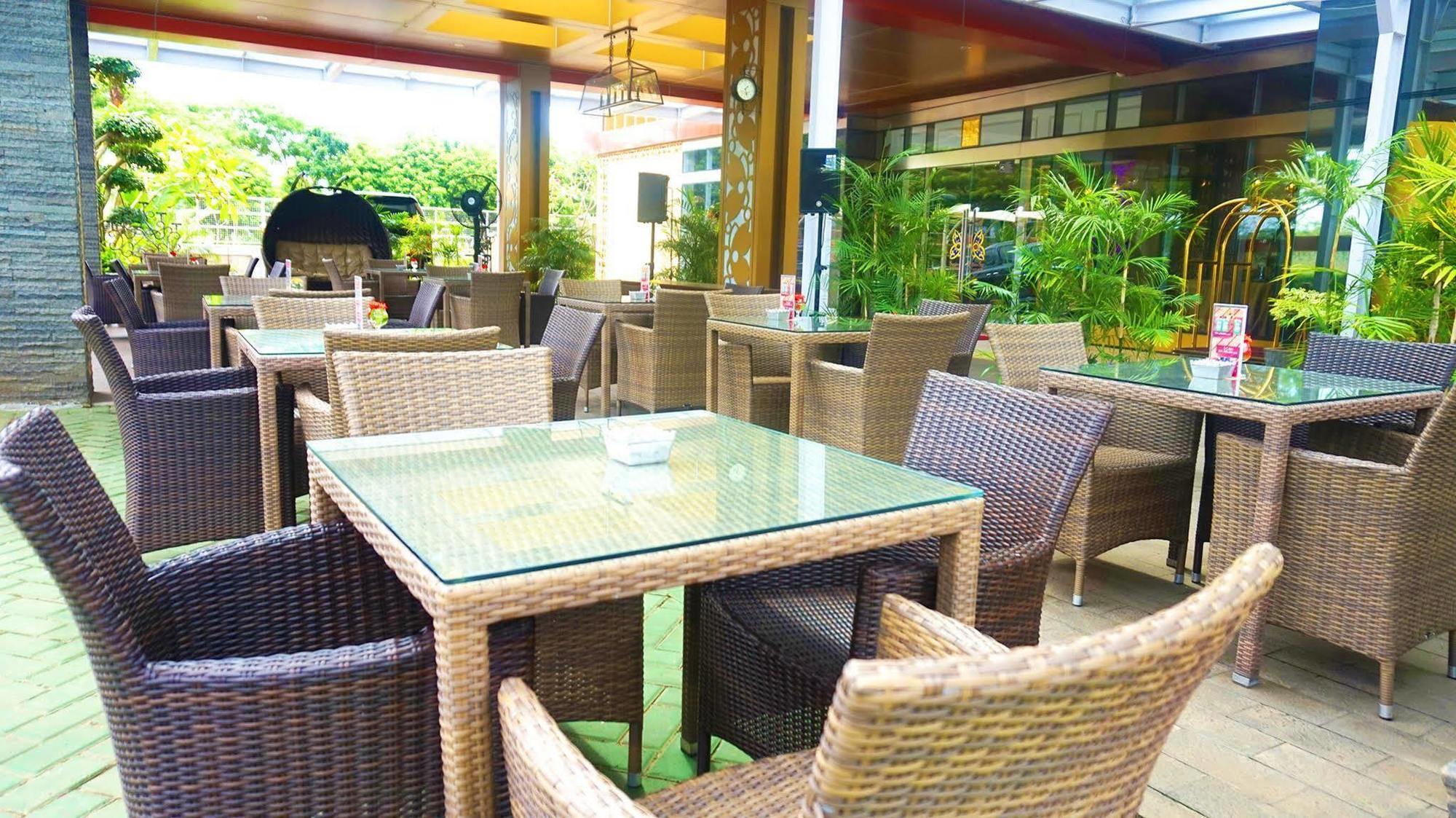 Sapphire Sky Hotel & Conference Serpong Exterior foto